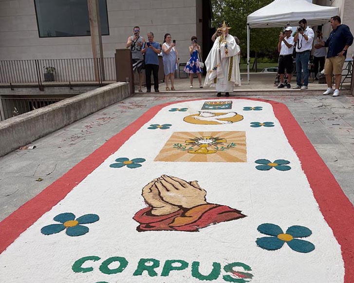 Yebes y Valdeluz estrenaron alfombras en la procesión del Corpus 